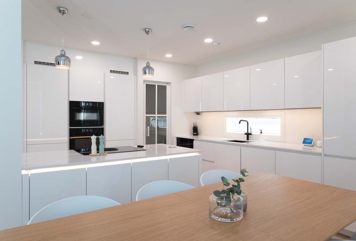 Nell'illuminazione, le superfici bianche lucide aumentano la quantità di luce in uno spazio. LedStore.fi